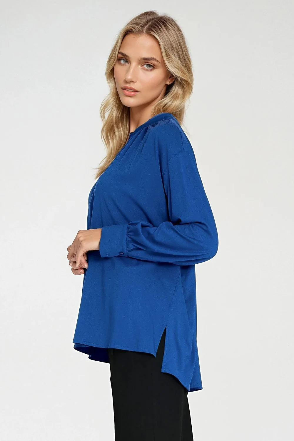 chemisier oversize viscose légère fluide crêpe bleu roi décolleté goutte bouton col officier fronces poignets boutonnés coupe ample