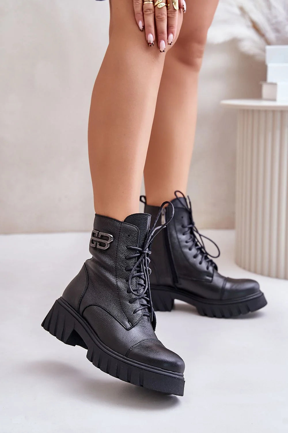 Bottines pour femme en cuir naturel design audacieux détails métalliques style urbain automne hiver