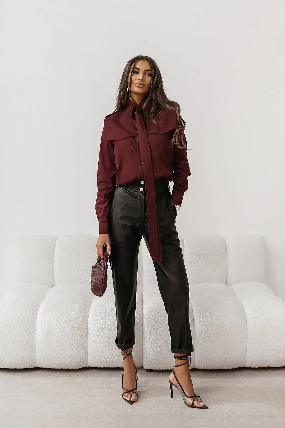 chemise milo bordeaux satinée fluide manches longues poignets boutonnés col lavallière empiècement cape coupe droite chic confortable stretch coton élégante