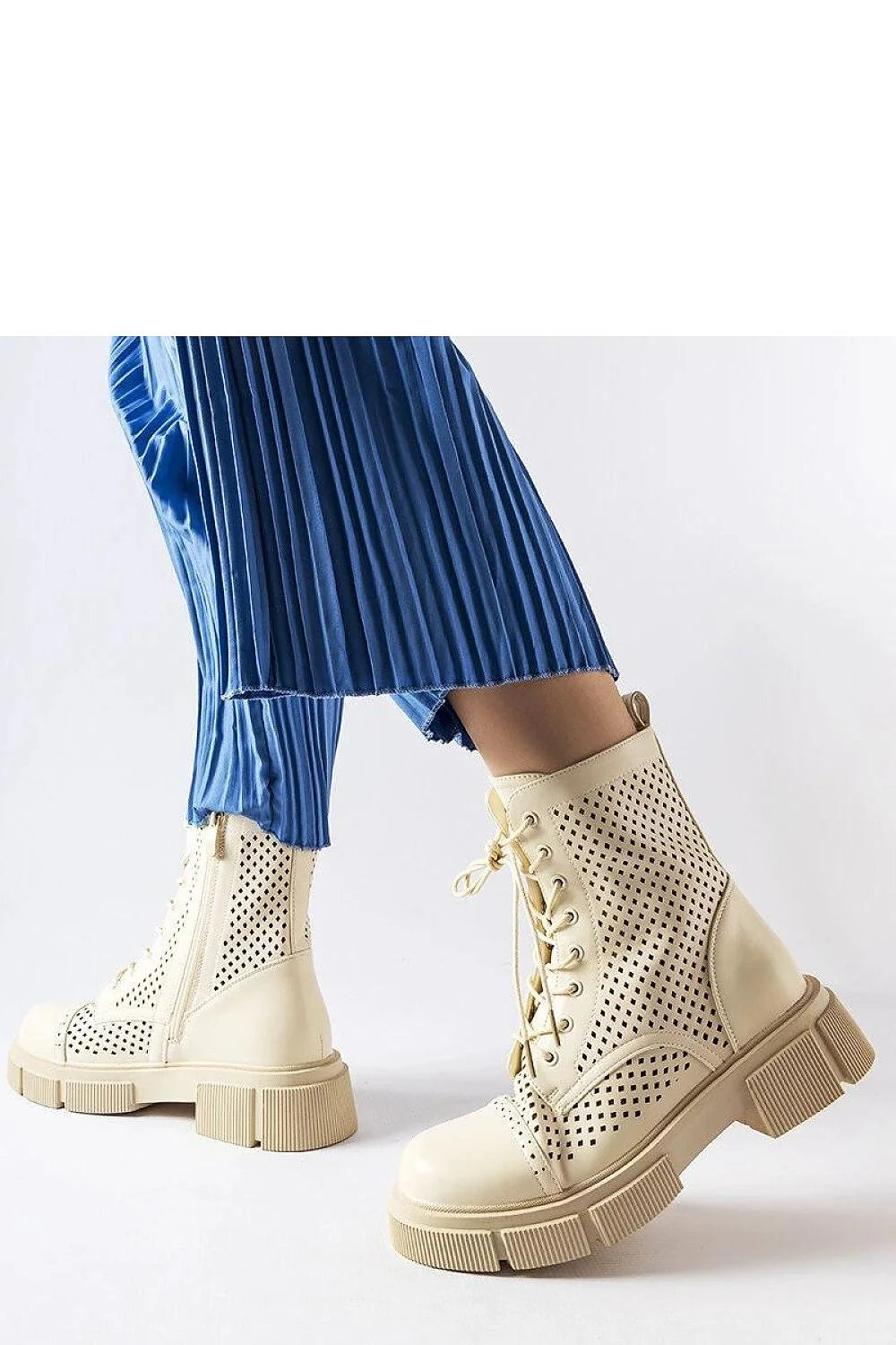 bottines perforées crème femmes robuste mi mollet semelle épaisse crantée adhérence renforcée lacets assortis œillets métalliques pointe arrondie