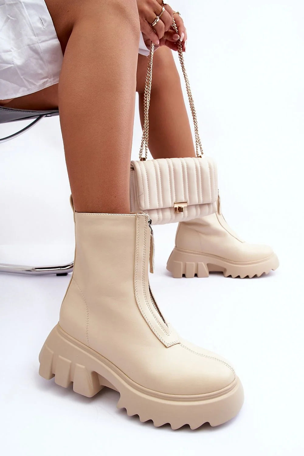 Bottes Step in style pour femmes, design moderne, plateforme massive, cuir écologique, style élégant, confort maximal, talon 8 cm, hauteur tige 17 cm, couleurs neutres, look urban, occasion quotidienne, soirée, fashion, tendance