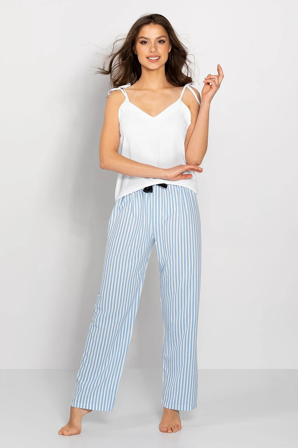 Pyjama pour femmes Momenti Per Me en polyester 100 % style décontracté chic avec col V et rayures verticales