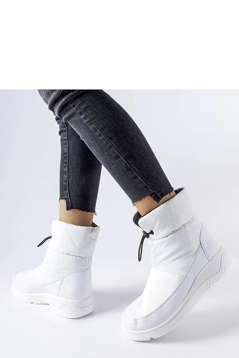Bottes de neige pour femmes design moderne épuré couleur blanche matériau synthétique doublure isolante hauteur cheville semelle épaisse profilée système de cordon ajustable amorti confort froid hiver