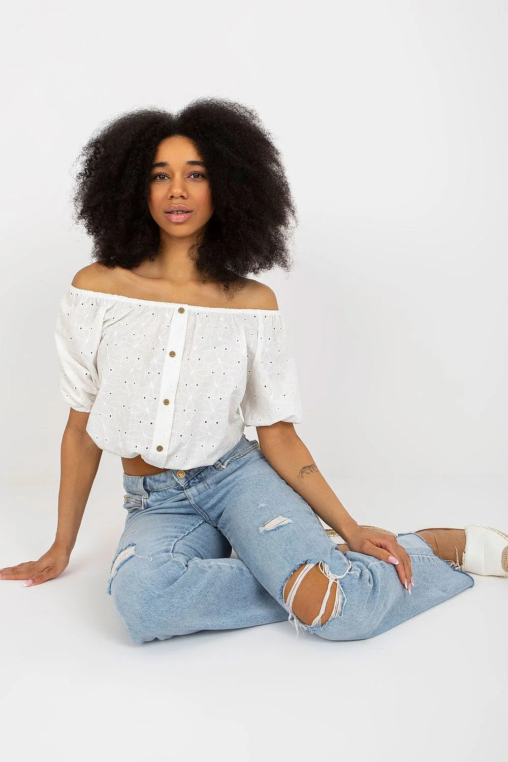 chemisier boho estival quotidien coton respirant broderie anglaise blanche courte bardot épaules dénudées manches courtes bouffantes boutons bois