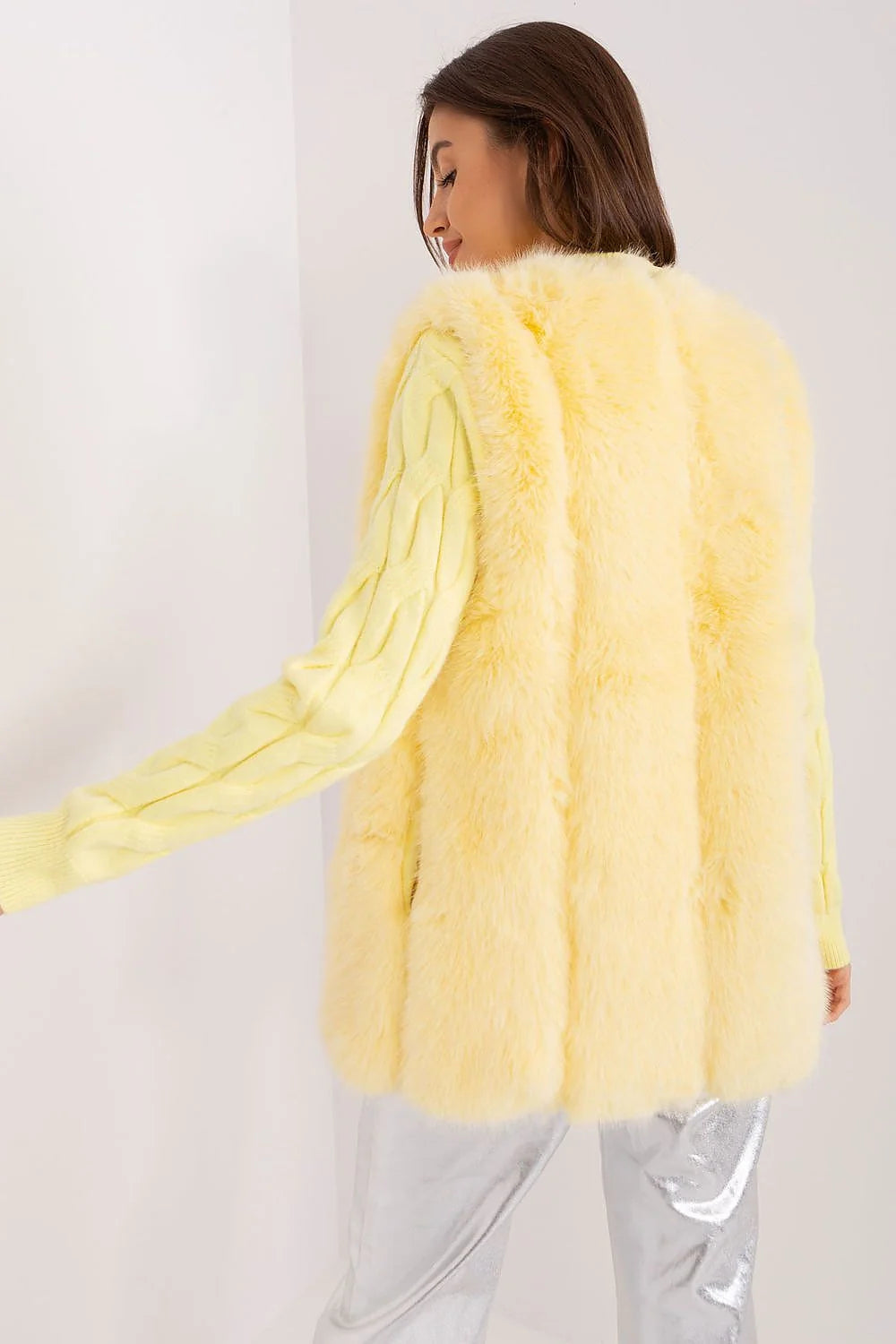 gilet fausse fourrure pull torsadé maille jaune pastel femme long sans manches coupe droite pelucheuse douce