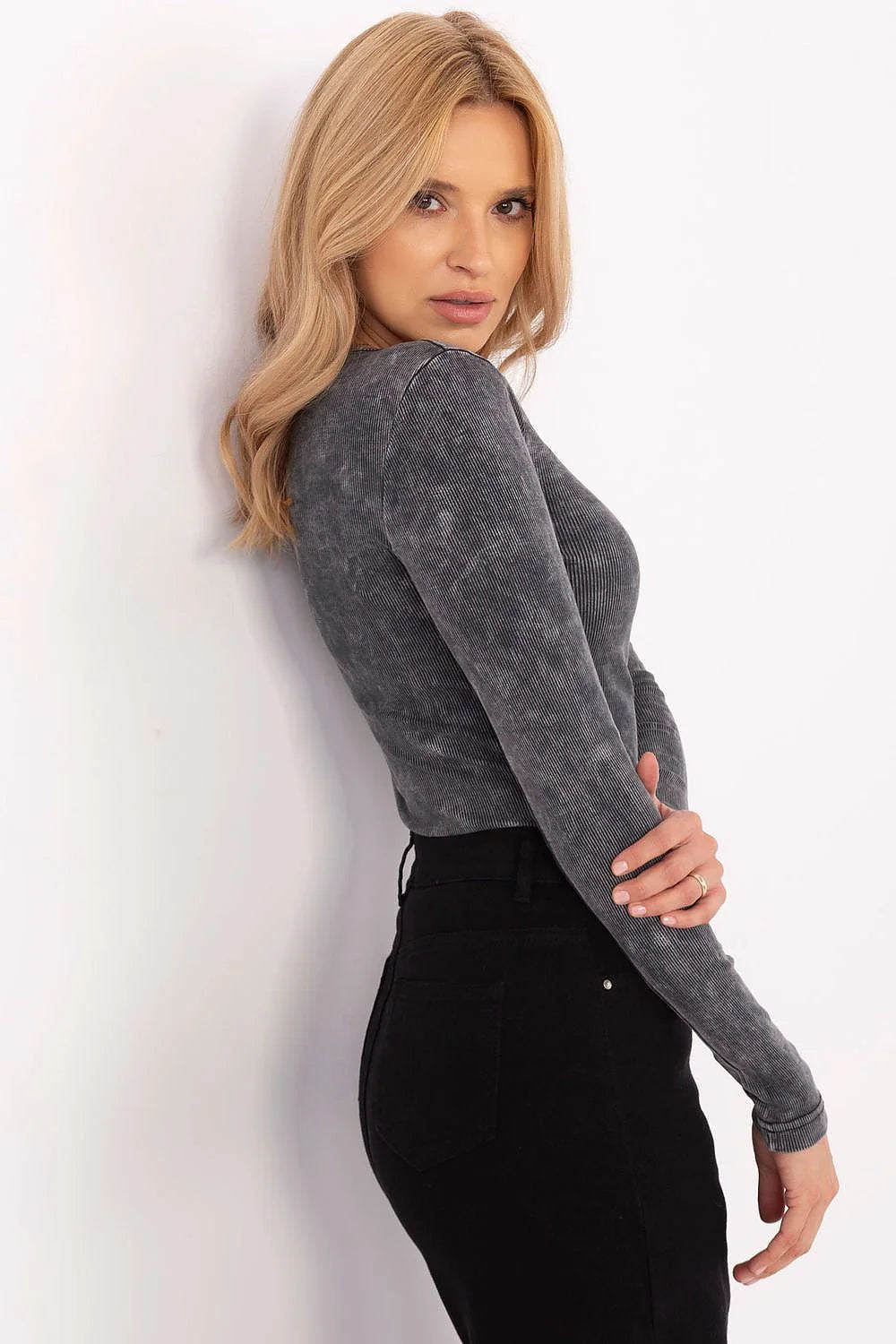 Chemisier à encolure œillet métallique en coton élasthanne côtelé couleur grise délavée manches longues ajustées pour femme