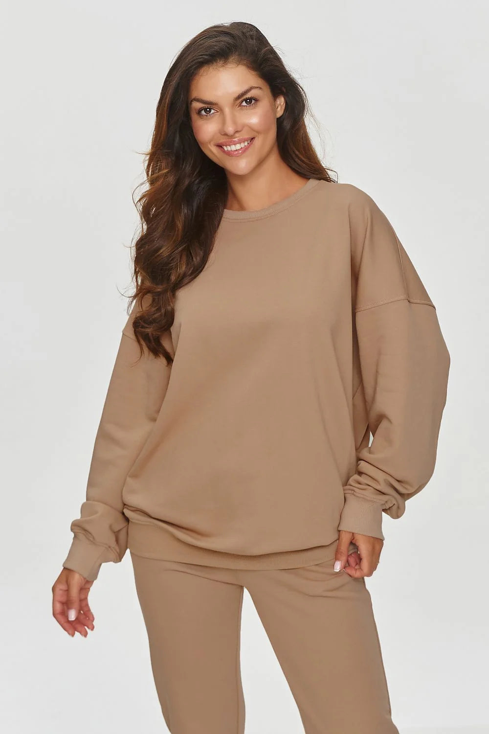 Ensemble femme casual modern style minimaliste beige sable pull col rond pantalon taille haute
