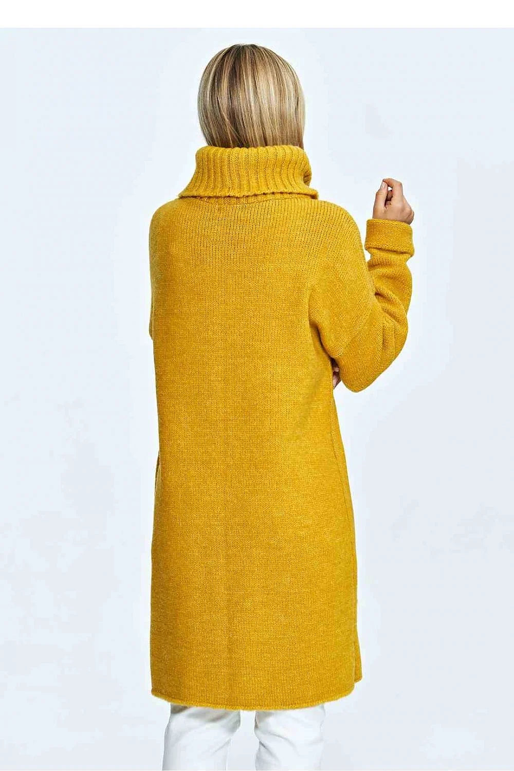 Pull-over en maille épaisse jaune moutarde asymétrique col roulé épaules tombantes longueur généreuse femme