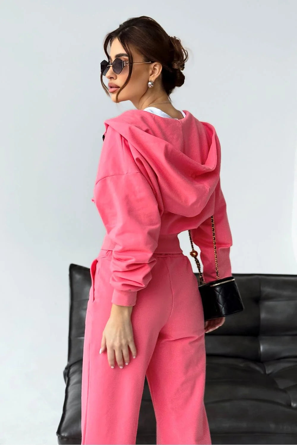Ensemble féminin La Balancia veste bomber pantalon droit rose vif fermeture éclair dorée coupe ajustée style athleisure occasion quotidienne