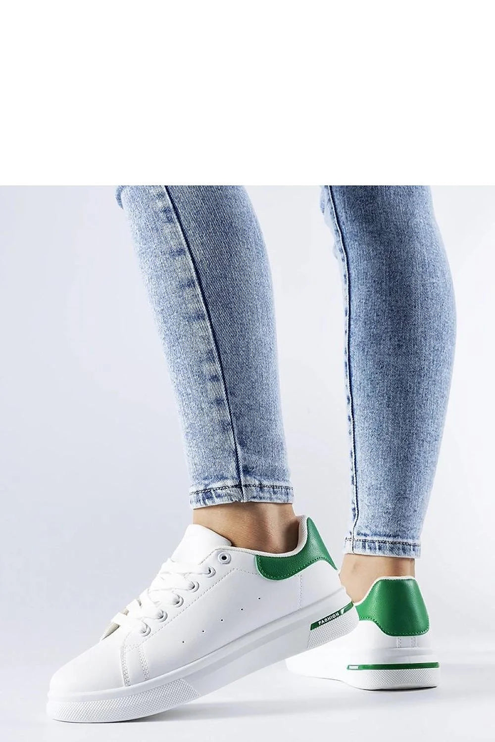 Baskets Solea femmes design moderne basse couleur blanche verte matériau synthétique cuir lisse lacets blancs ventilation semelle épaisse