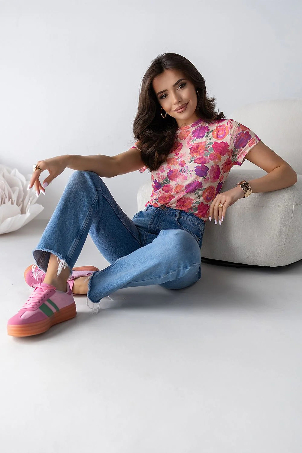 chemisier tulle imprimé floral multicolore manches courtes coupe ajustée féminine léger semi transparent extensible coton elasthanne encolure ronde cintrée confortable