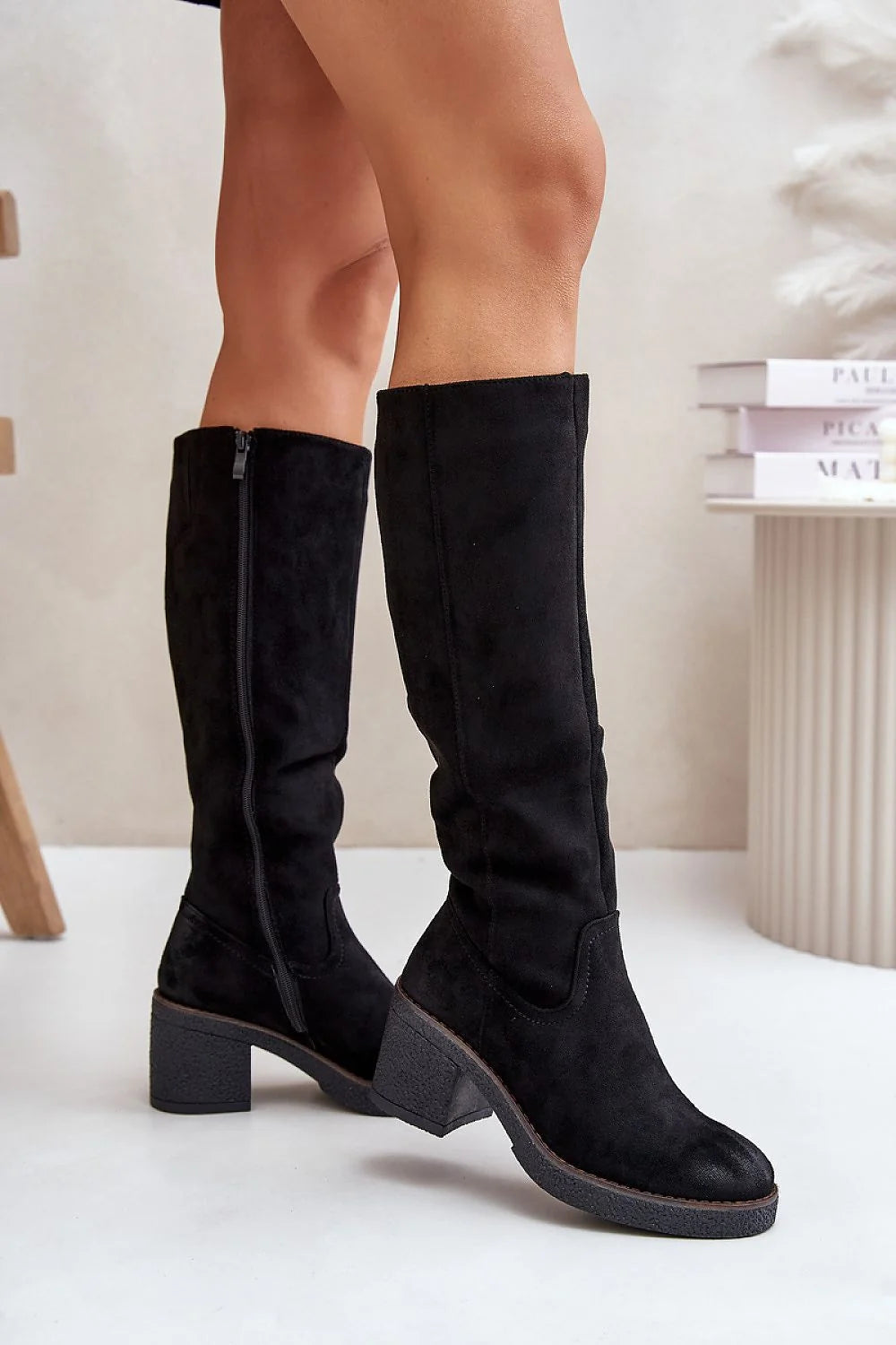 Bottes élégantes à talons noires cuir suédé femmes occasion spéciale style moderne coupe montante isolation confortable