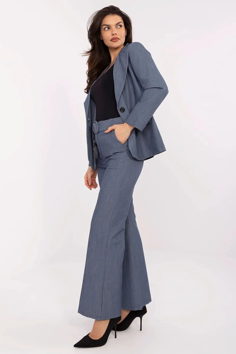 Tailleur femme moderne bleu-gris blazer et pantalon taille haute coupe évasée polyester mode professionnelle Italy Moda