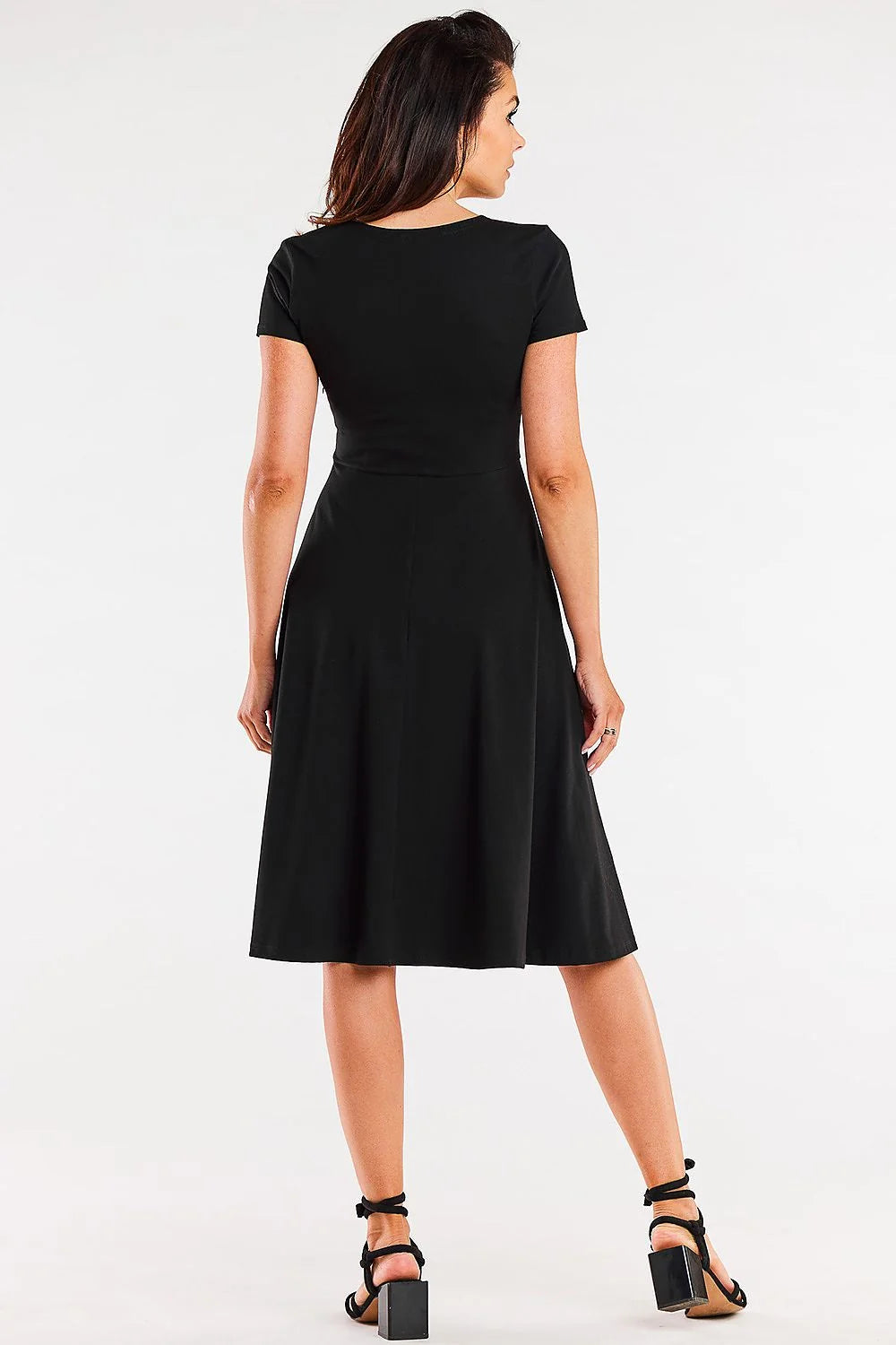 robe midi noire cache coeur manches courtes taille marquée jupe évasée tissu fluide extensible tombé chic polyvalente bureau soirée cérémonie