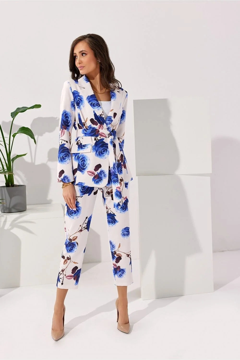 Costume femme à deux pièces veste pantalon floral vibrant tailleur élégant coupe structurée épaules larges ceinture ajustable polyester high-waisted slim-fit eventos formales