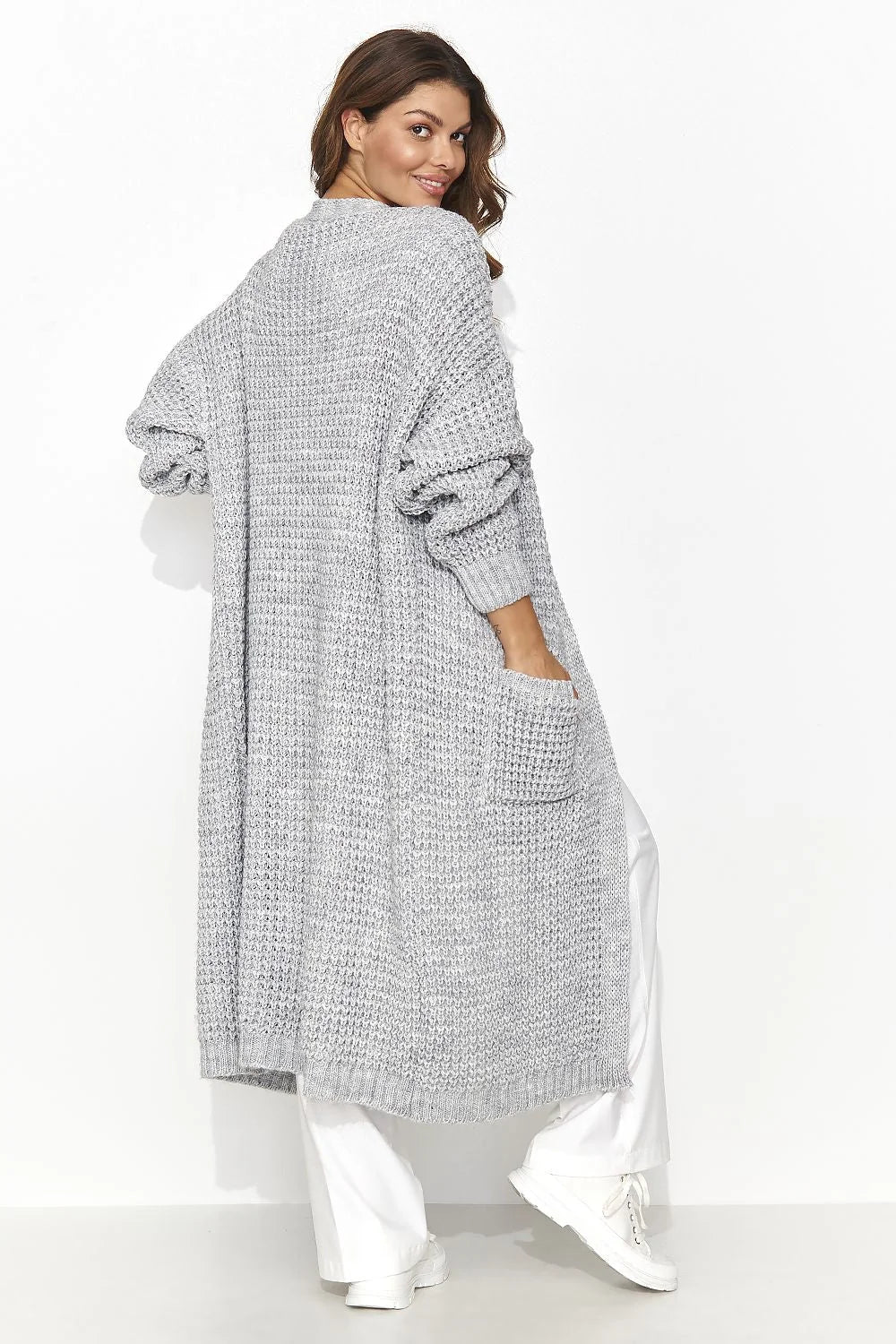 Cardigan Numinou pour femme long oversize tricot gris clair manches longues poches V-neck élégant mode automne hiver