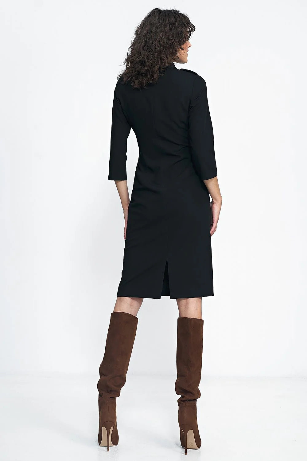 robe noire midi ajustée taille ajustable manches troisquarts col mao plastron boutons visibles tissu infroissable extensible confortable