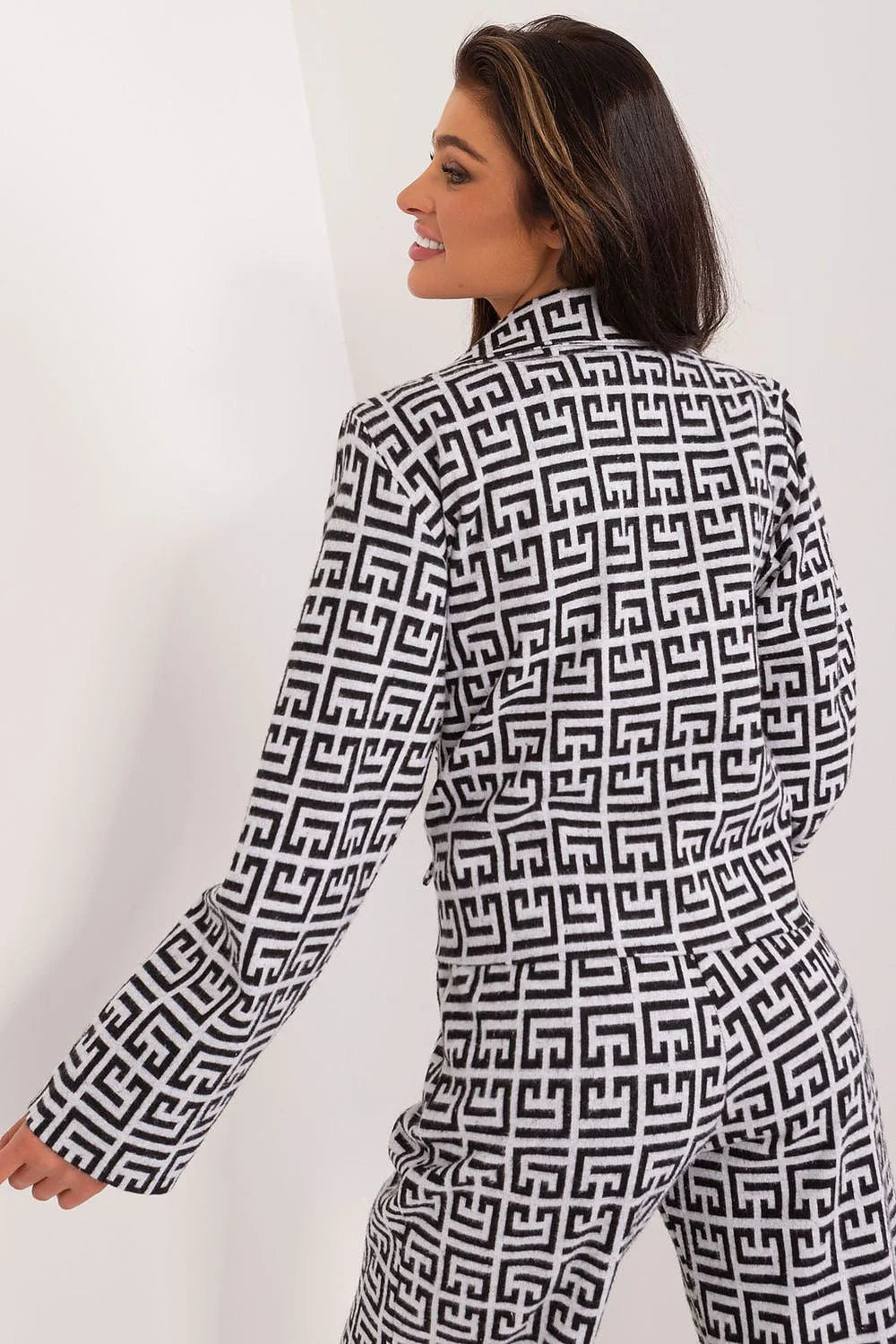 Veste Lakerta blazer femme style tailleur moderne motif géométrique noir et blanc manches longues coupe ajustée occasion professionnelle
