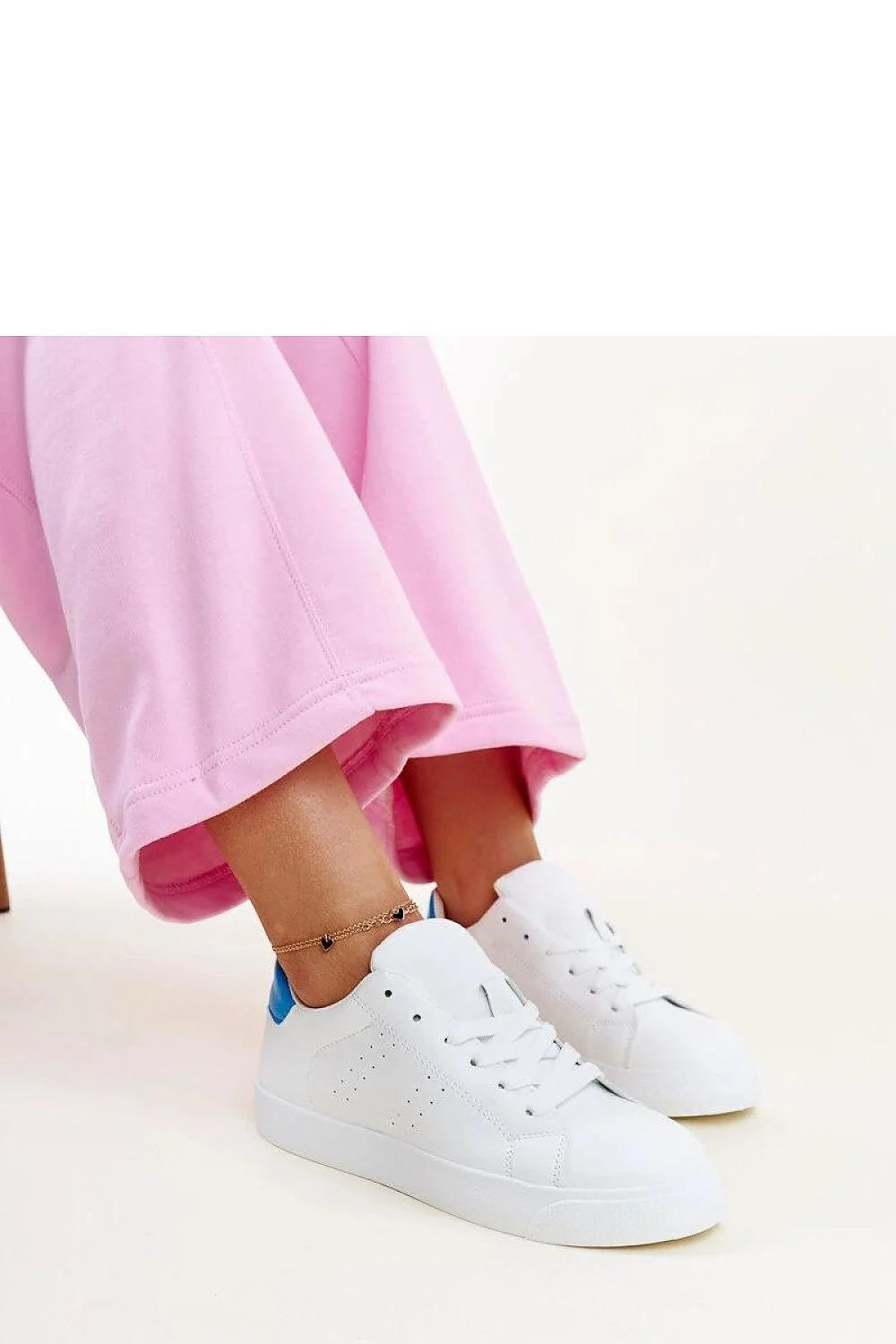 Baskets Solea Akila Adidas blanches bleues jogging femmes cuir simili confort urbain style casual