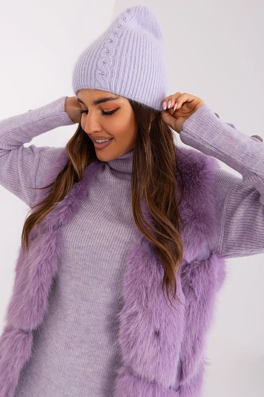 Bonnet d'hiver tricoté côtelé en laine et angora couleur lavande pâle avec détails en boutons pour femmes