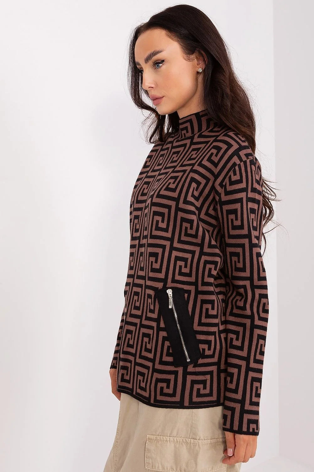 Pull pour femmes manches longues design structuré motif géométrique labyrinthe couleur beige-rose tissu tricoté coupe ample col montant poches zippées modernes style élégant