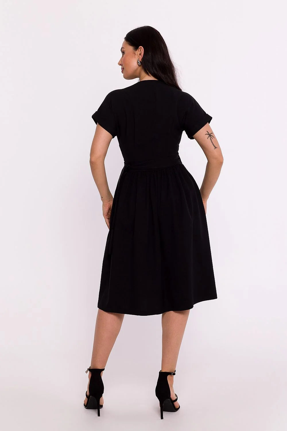 Robe de jour élégante, encolure V profond, manches courtes, tissu fluide noir, taille ajustable, coupe évasée, knee-length, Be Wear