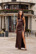 robe longue satinée chocolat soirée élégante asymétrique épaule dévoilée bretelle froncée taille ajustée jupe vaporeuse fente haute boutons dorés