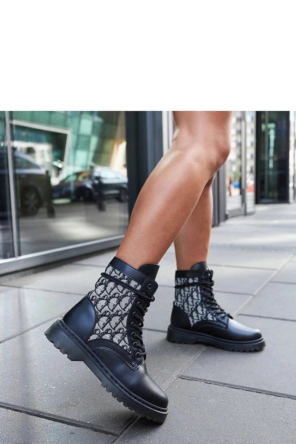 Bottines pour femmes design moderne tissu imprimé cuir noir semelle caoutchouc lacets noirs style urbain