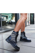 Bottines pour femmes design moderne tissu imprimé cuir noir semelle caoutchouc lacets noirs style urbain
