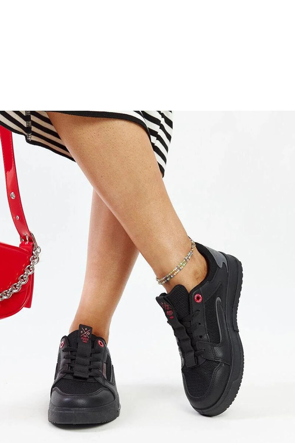 Baskets modernes pour femmes, design urbain, cuir synthétique, semelle caoutchouc, confort, style sportif, look décontracté, mode, qualité, occasions multiples, baskets basses, lacets noirs, logo rouge, finitions soignées