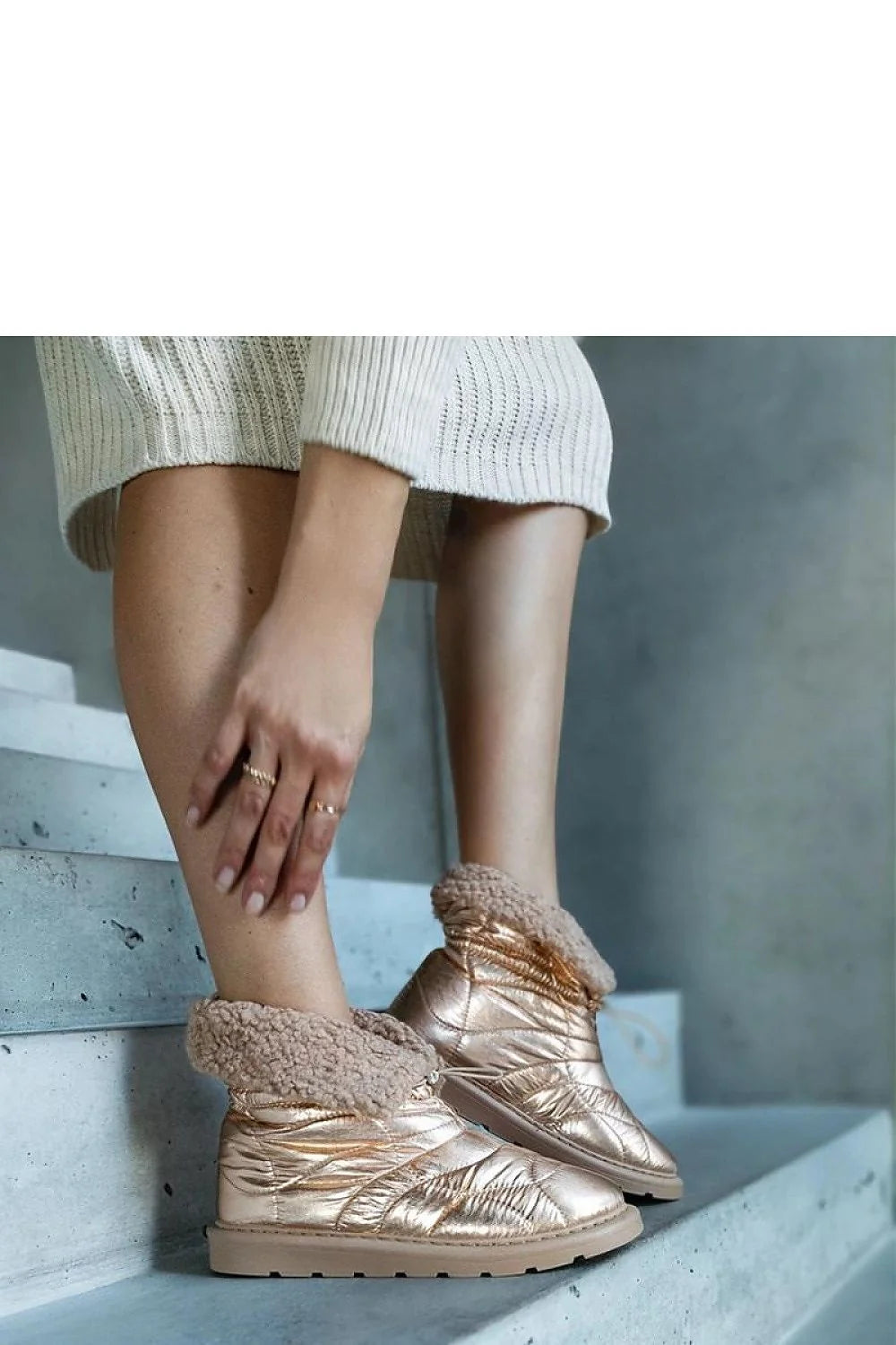 Bottes de neige pour femmes style moderne doublure fourrure synthétique détails dorés hiver confort protection cheville