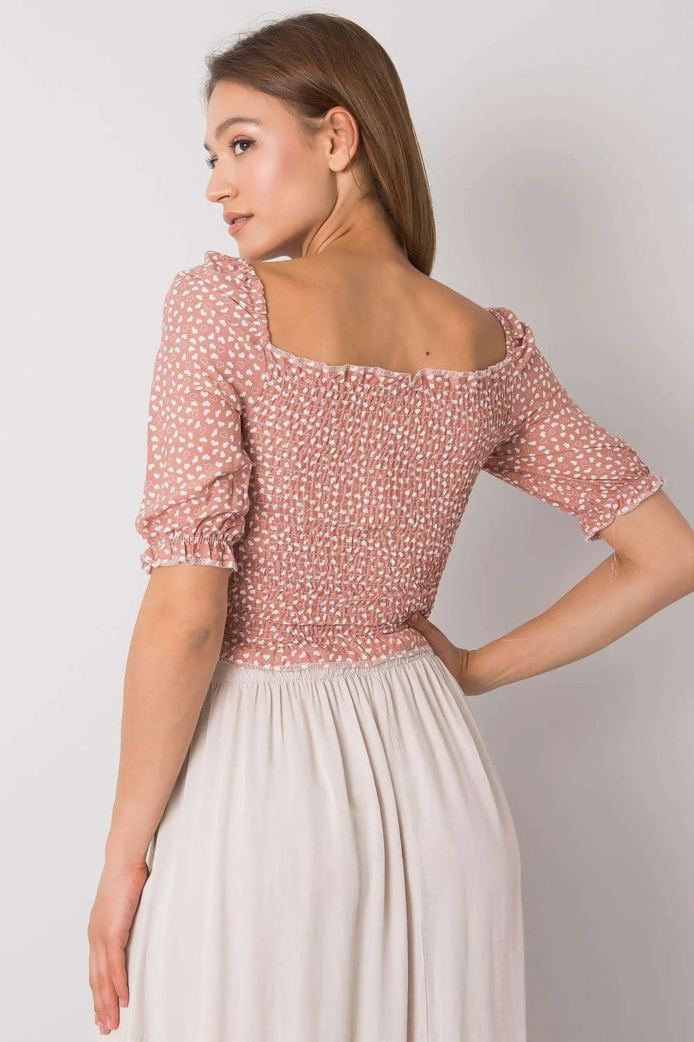 Top féminin chemisier Rue Paris court ajusté en V coton élasthanne manches courtes style moderne romantique