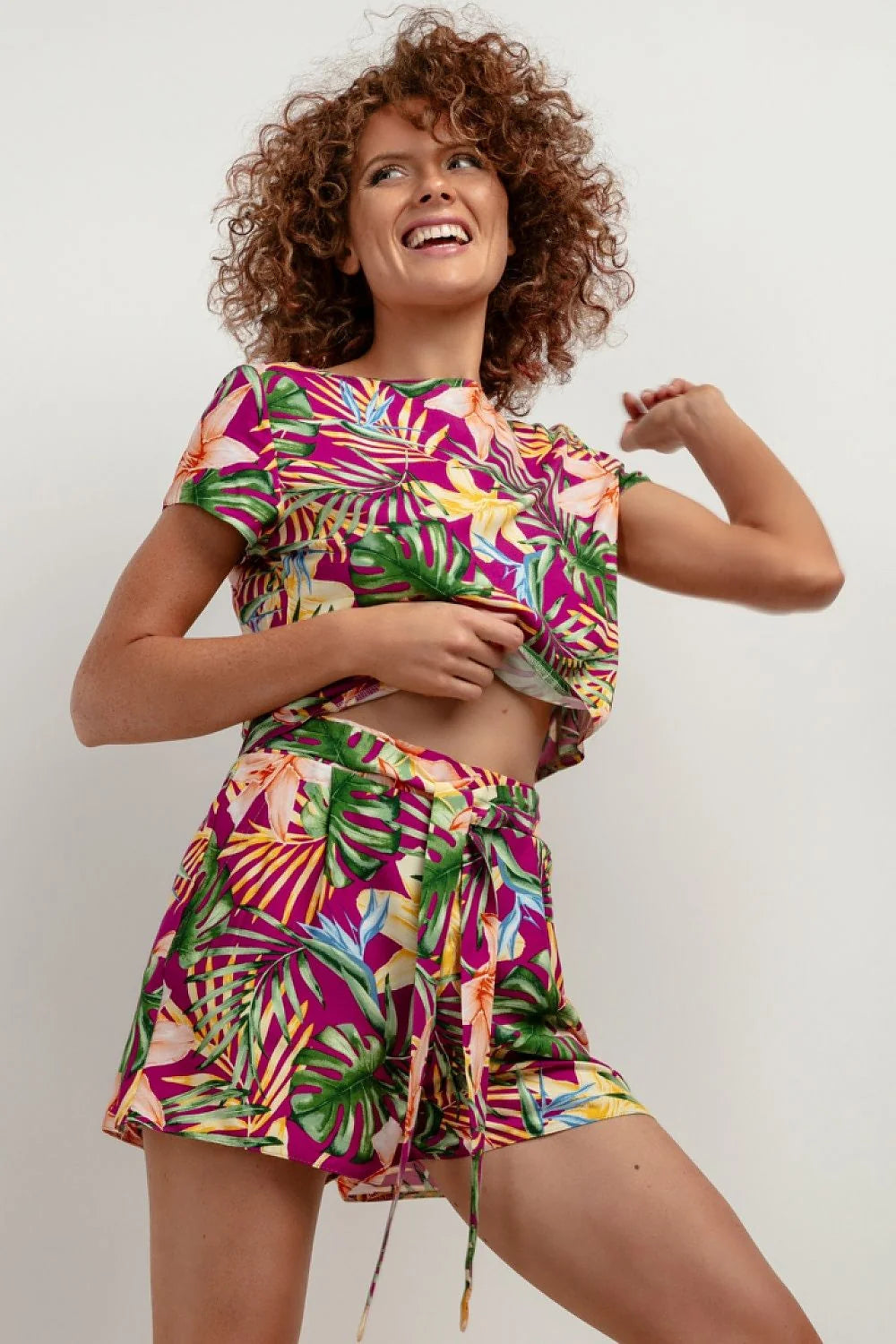 Ensemble coordonné femme été short crop top manches courtes taille élastique motif tropical fuchsia vert jaune bleu blanc