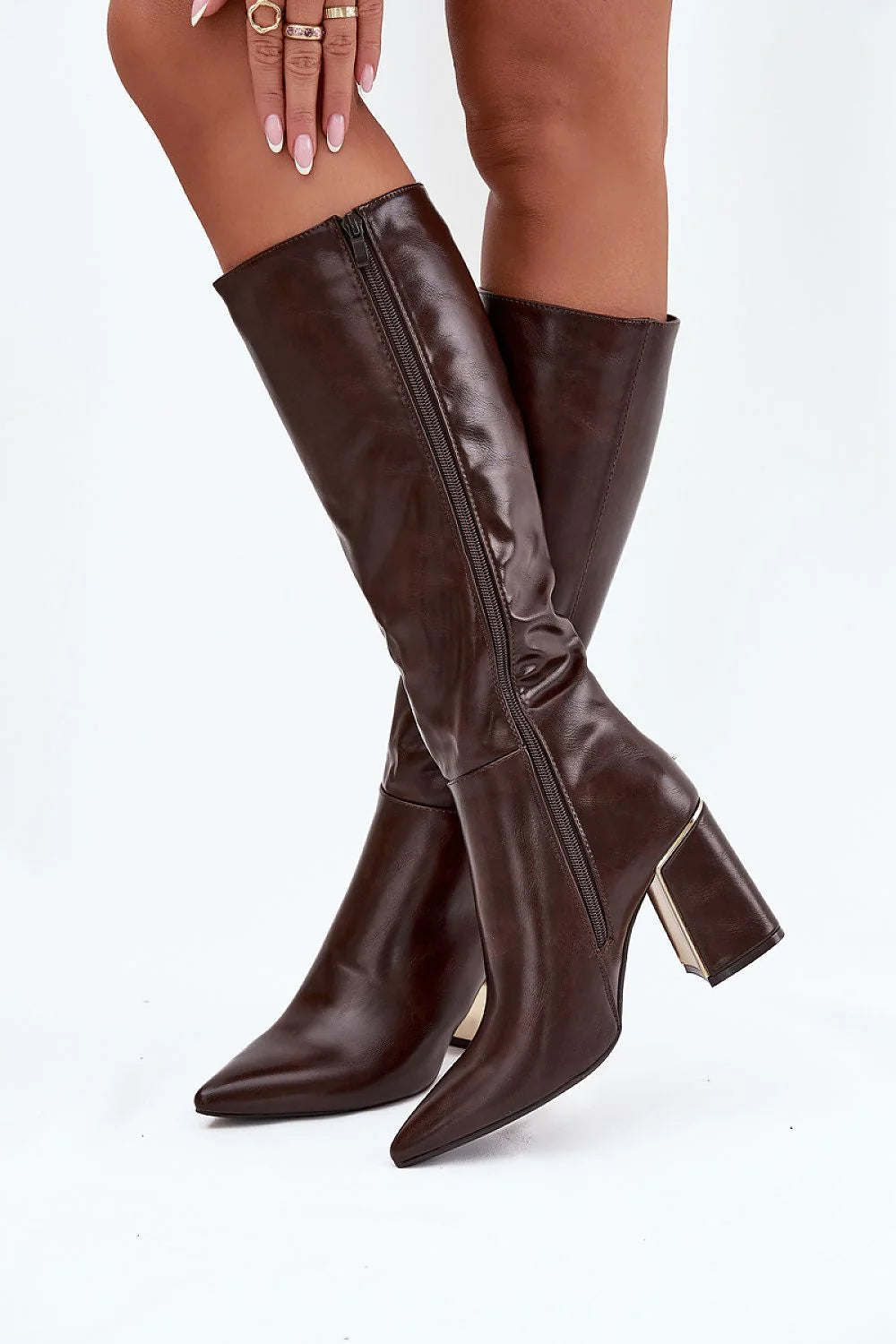 bottes hautes femme talon bloc marron foncé cuir lisse tige genou bout pointu effilé fermeture latérale cheville carré dorée chic