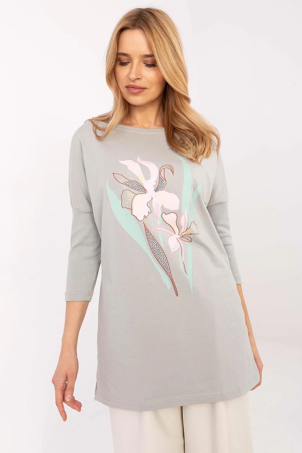 chemisier oversize coupe droite longueur mi cuisse manches trois quarts col rond imprimé floral pastel gris clair tissu doux extensible