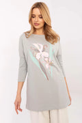 chemisier oversize coupe droite longueur mi cuisse manches trois quarts col rond imprimé floral pastel gris clair tissu doux extensible