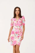 robe cocktail mini col V manches bouffantes satinée imprimé floral roses pastel ceinture cintrée portefeuille asymétrique ourlet court