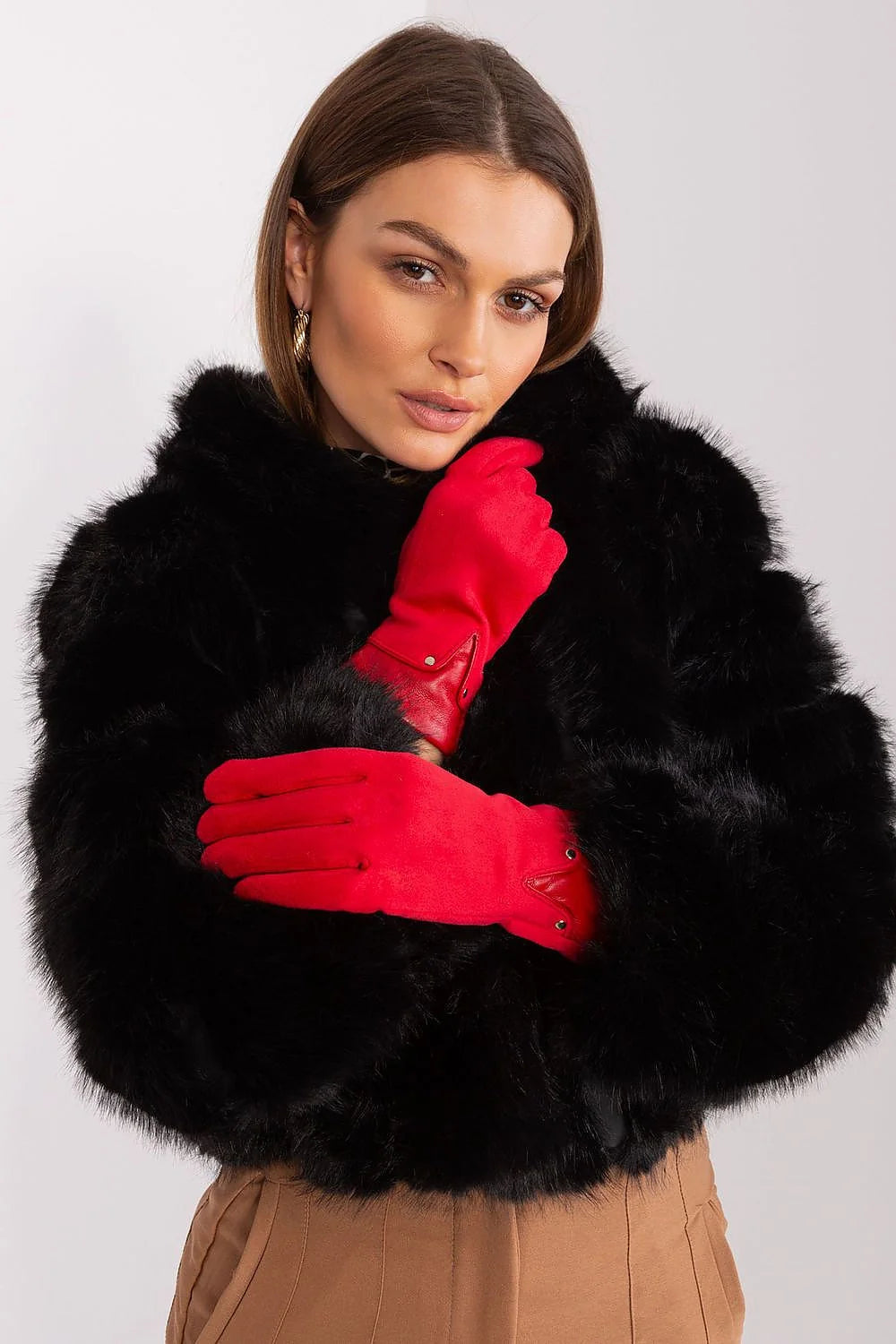 ensemble mode femme veste fausse fourrure noire gants cuir rouge pantalon camel taille haute droit structuré rivets élégance