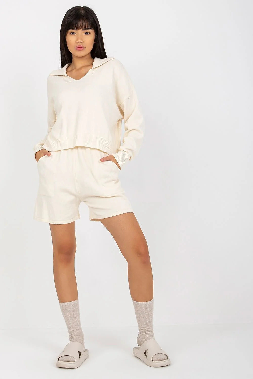 ensemble décontracté moderne femme pull oversize col V manches tombantes ourlet côtelé short taille élastique poches latérales maille douce écru