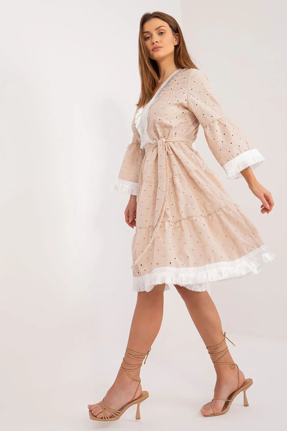 robe bohème féminine midi manches longues ceinture incluse coton léger fluide beige broderie anglaise volants évasée col V franges blanches