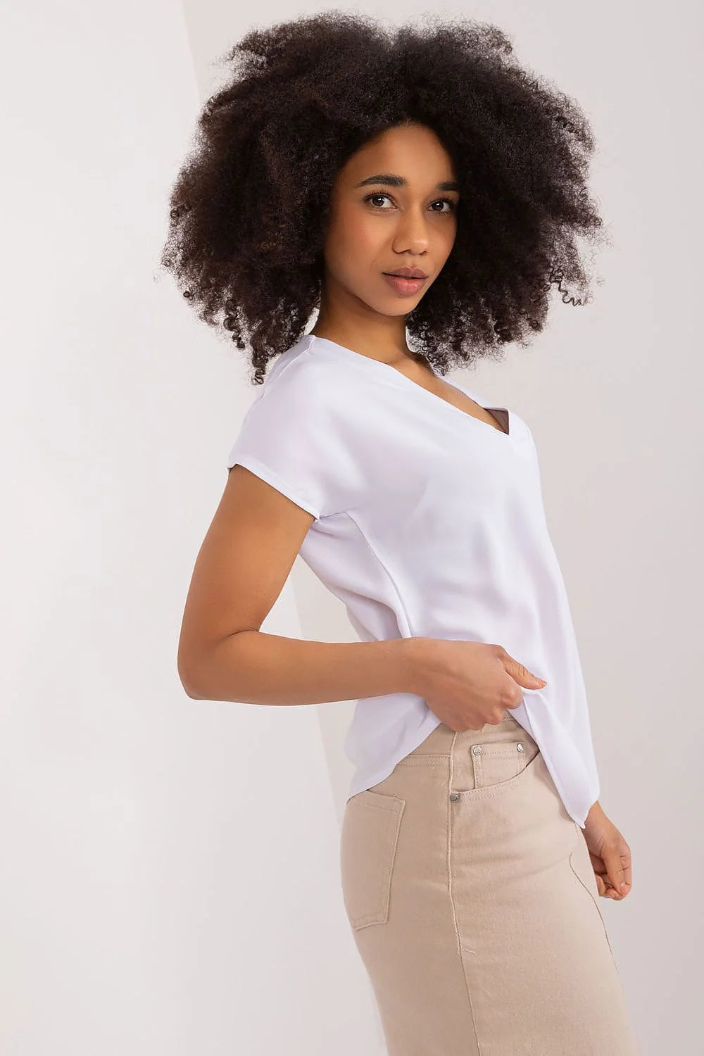Ensemble mode femme chemisier col V blanc jupe midi beige matière légère haut ajusté occasion décontractée