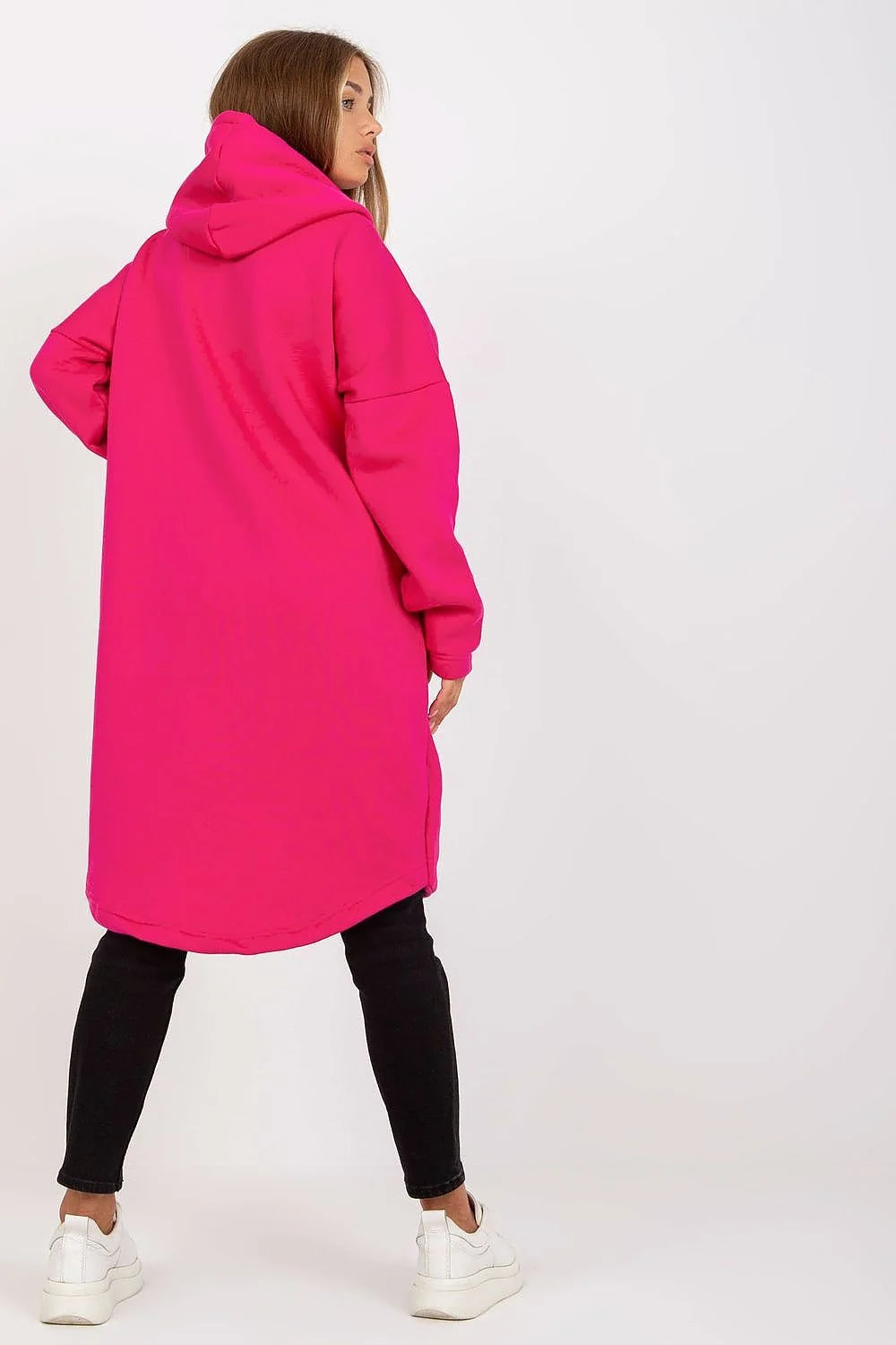 Manteau pour femmes design moderne audacieux couleur fuchsia vif coupe oversize matériau structuré fonctionnalité confort