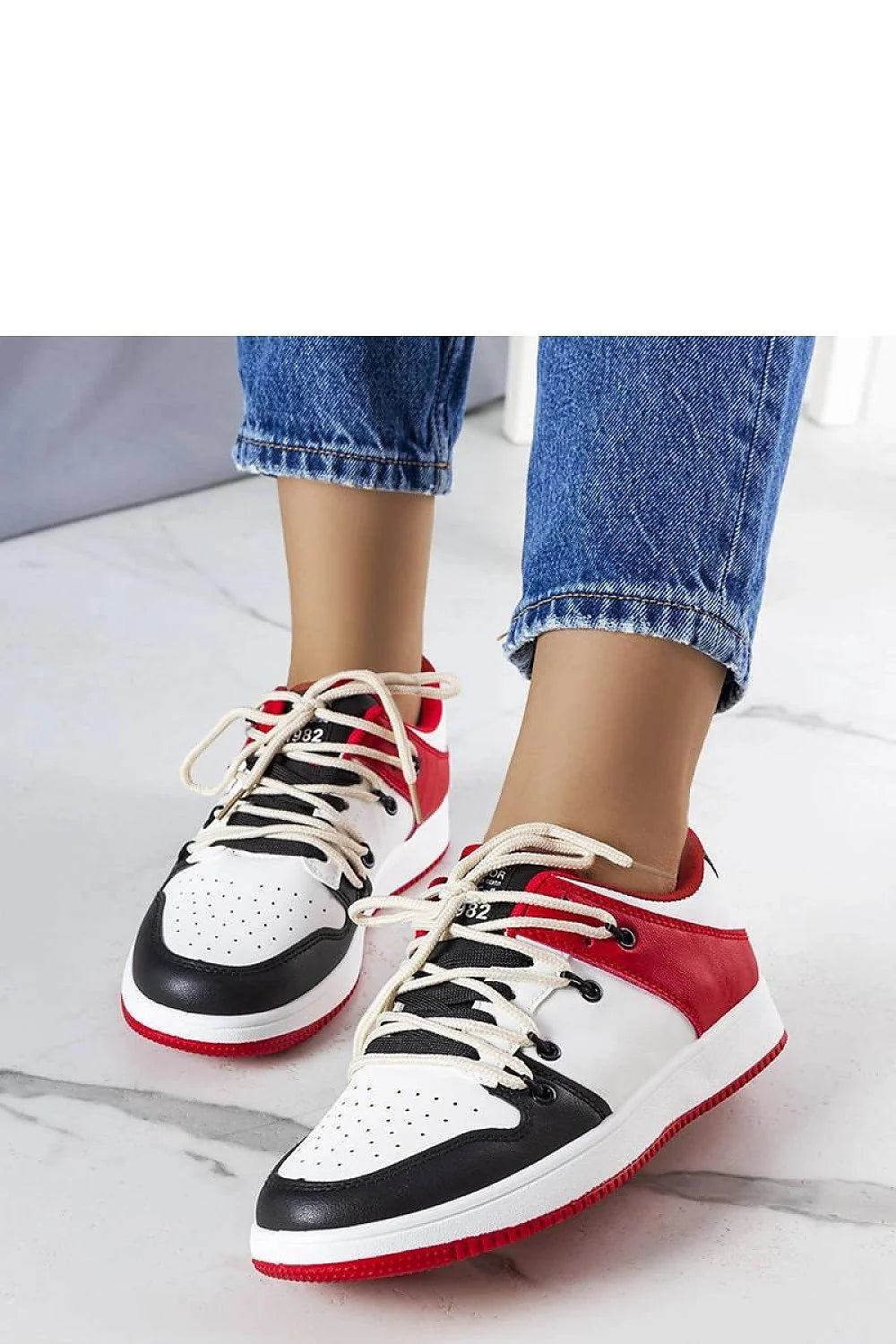 Baskets mode femme design élégant contemporain mixte blanc noir rouge cuir perforé lacets maintien confort