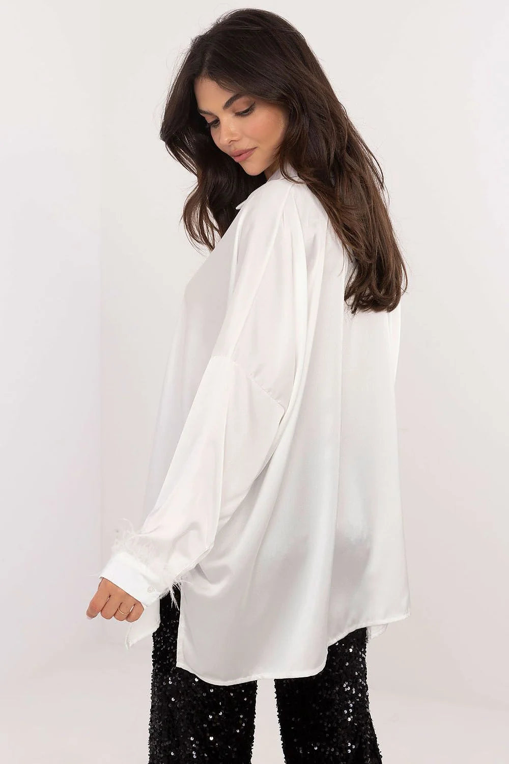 Tenue soirée élégante chemisier satin blanc pantalon sequins noir femme