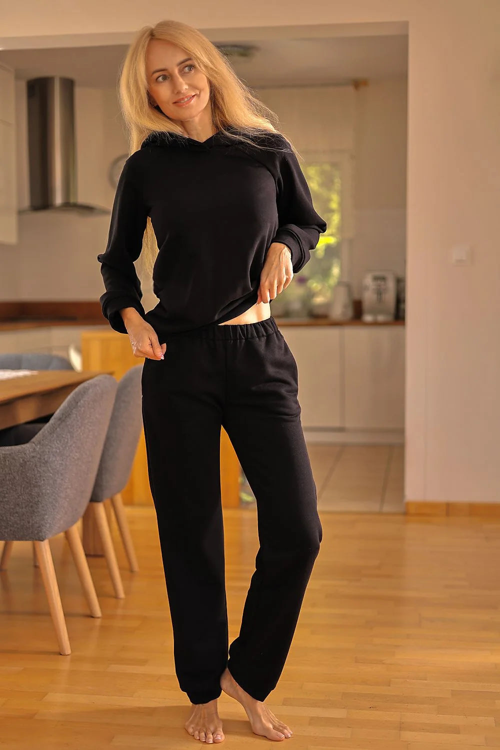Ensemble Mirale pour femmes en coton élasthanne, confort et style moderne, sweatshirt à capuchon et pantalon joggers noir, idéal pour la détente à domicile