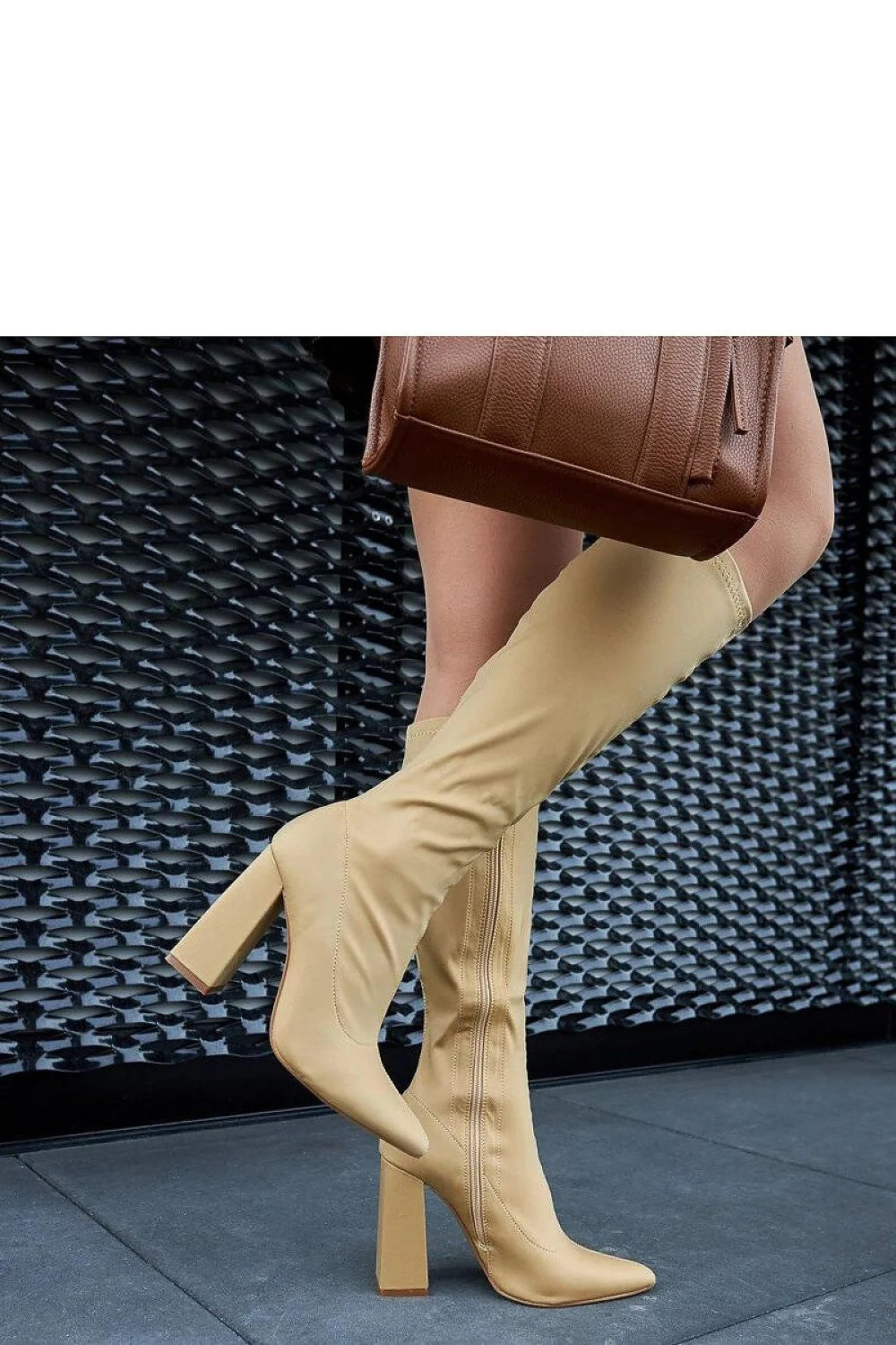 Bottes hautes femme beige synthétique design moderne épuré coupe ajustée talon block pointu fermeture éclair latérale soirée casual