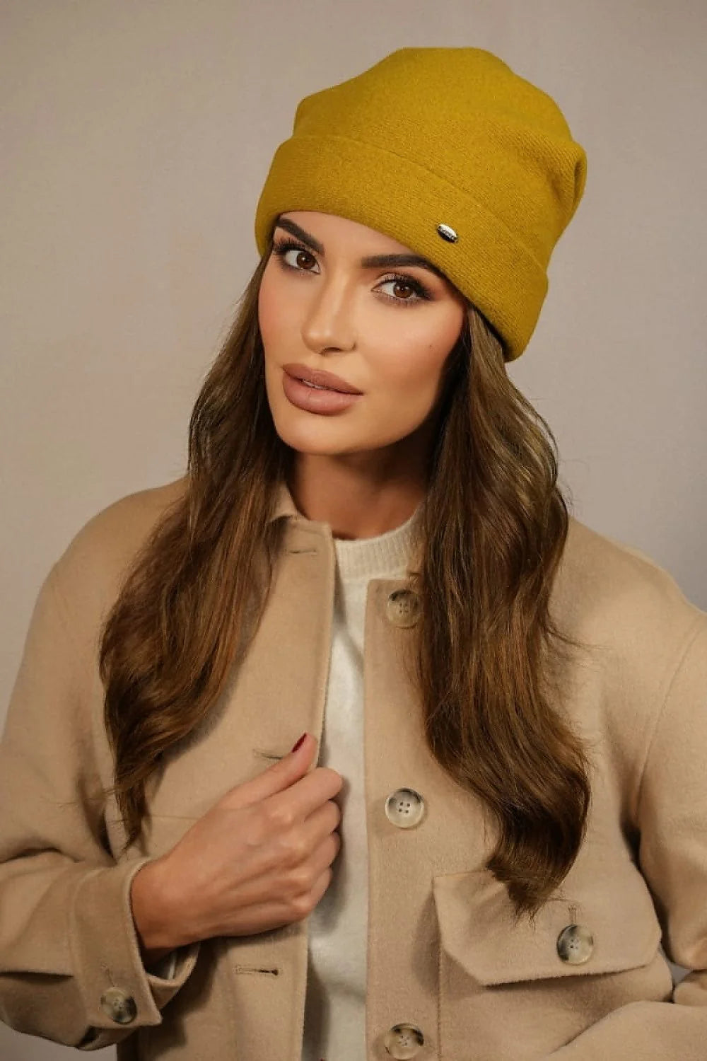 Bonnet Kamea en laine mélange maille douce jaune moutarde style casual-chic forme bouffante revers ajusté logo métallique femme
