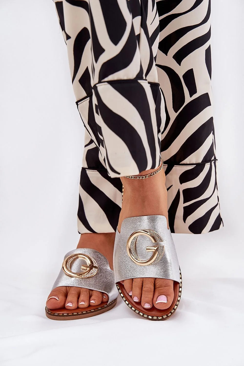 Pantalon femme imprimé zébré tissu fluide coupe large accessoires métalliques style moderne été