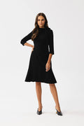 robe noire élégante manches trois quart longueur genoux coupe évasée trapèze taille cintrée col montant lien tissu fluide