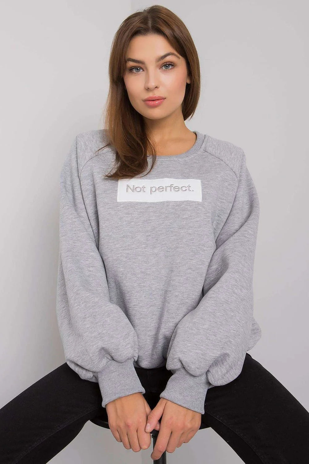 sweatshirt femme oversize gris clair molletonné doux manches longues raglan col rond côtelés poignets imprimé Not perfect brodé